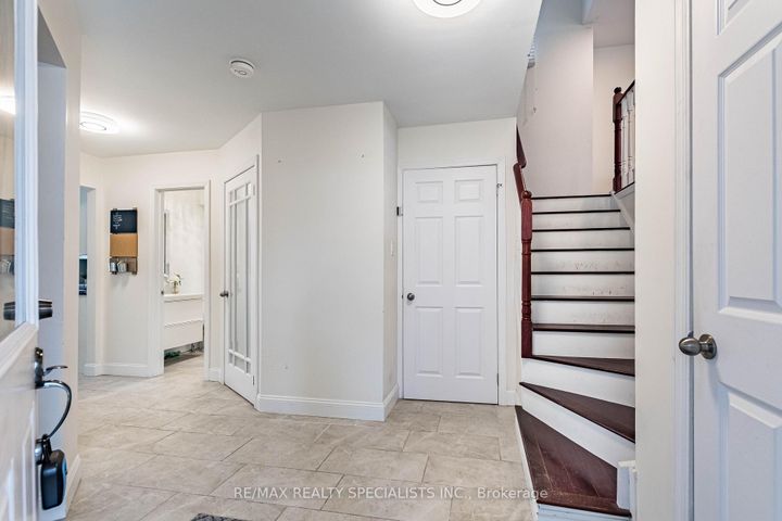 Photo 4 at 5255 Astwell Avenue, Hurontario, Mississauga