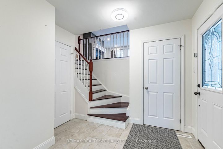 Photo 6 at 5255 Astwell Avenue, Hurontario, Mississauga