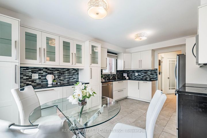 Photo 13 at 5255 Astwell Avenue, Hurontario, Mississauga