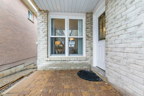 Photo 2 at 5255 Astwell Avenue, Hurontario, Mississauga