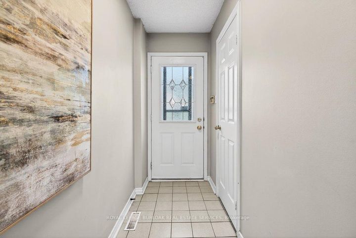 Photo 3 at 29 - 2004 Glenada Crescent, WC Wedgewood Creek, Oakville