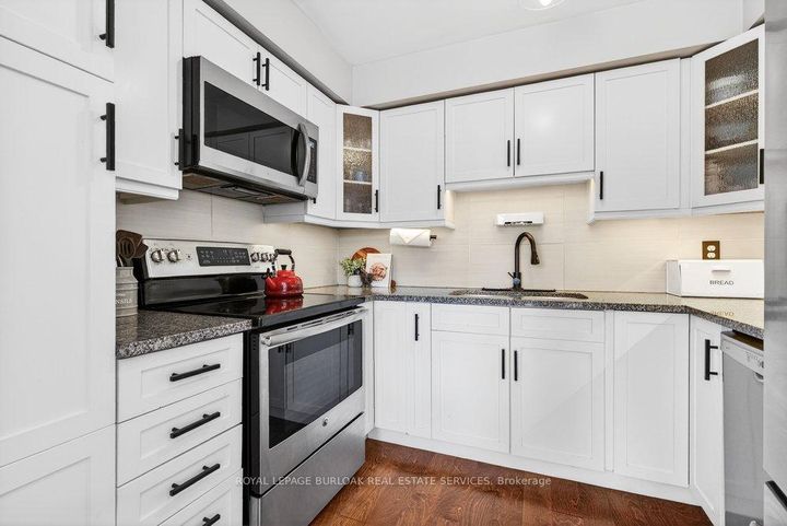 Photo 13 at 29 - 2004 Glenada Crescent, WC Wedgewood Creek, Oakville