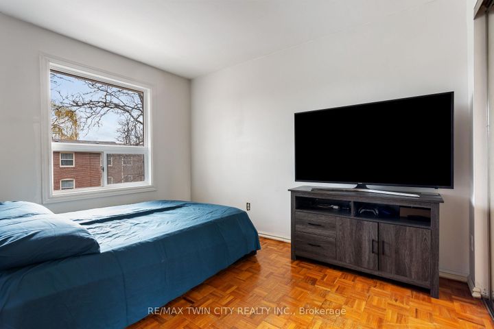 Photo 3 at 7 Eden Park Drive, Southgate, Brampton