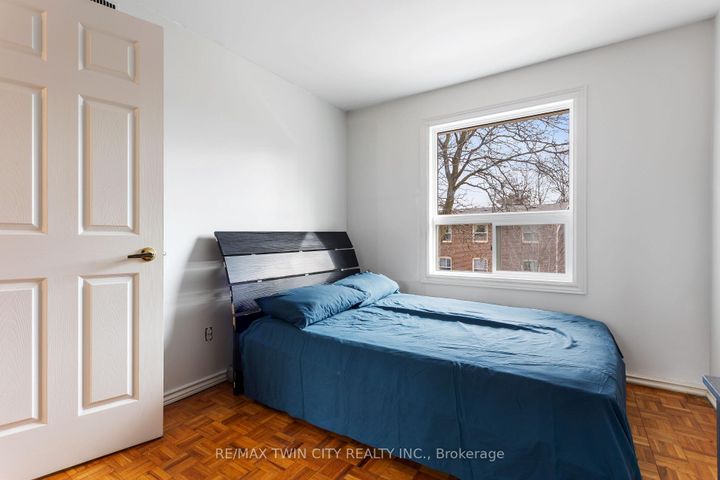 Photo 4 at 7 Eden Park Drive, Southgate, Brampton