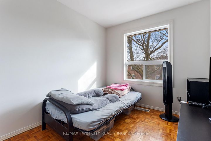 Photo 5 at 7 Eden Park Drive, Southgate, Brampton