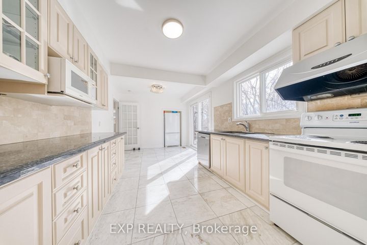 Photo 4 at 13 Carmel Court, Steeles, Toronto