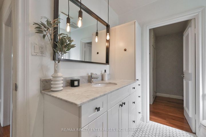 Photo 21 at 1439 Larchview Trail, Lakeview, Mississauga