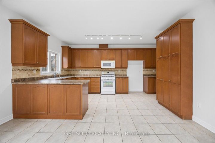 Photo 17 at 16 Deerchase Road, Bram East, Brampton