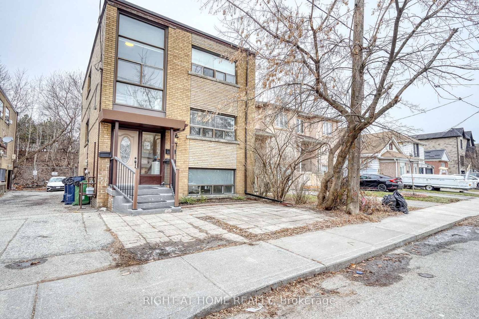 101 Sixteenth Street, New Toronto, Toronto by Loree Meneguzzi Real Estate 101 Sixteenth Street, New Toronto, Toronto