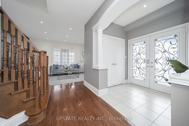 Photo 5 at 2 Beachville Circle, Credit Valley, Brampton