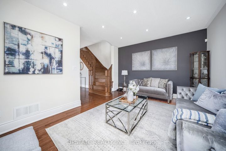 Photo 10 at 2 Beachville Circle, Credit Valley, Brampton