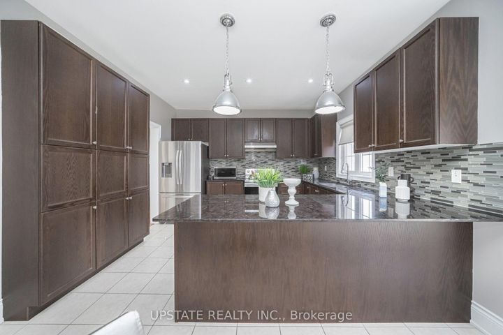 Photo 13 at 2 Beachville Circle, Credit Valley, Brampton