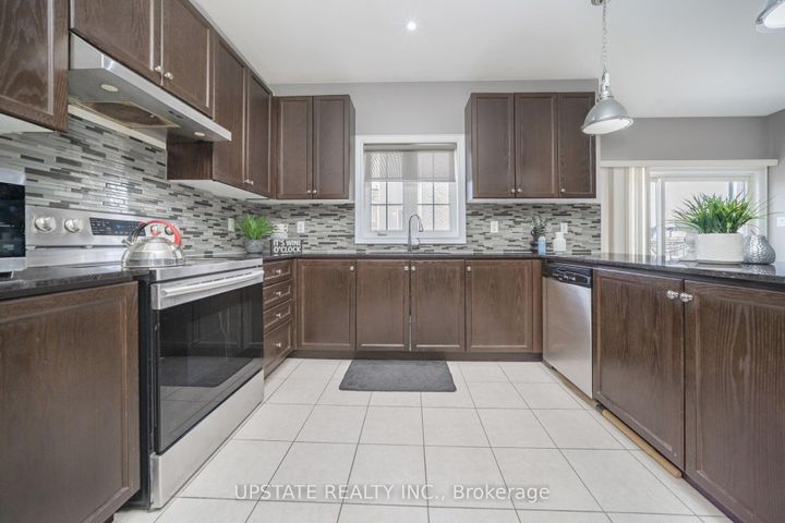 Photo 14 at 2 Beachville Circle, Credit Valley, Brampton
