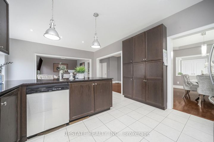 Photo 15 at 2 Beachville Circle, Credit Valley, Brampton