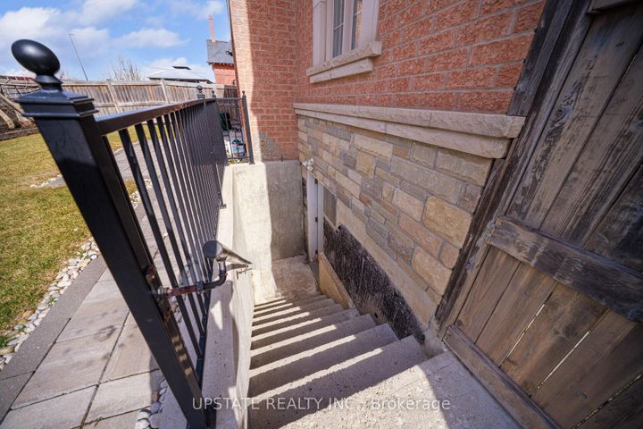 Photo 40 at 2 Beachville Circle, Credit Valley, Brampton