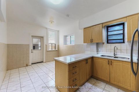 Photo 5 at 143 Seaton Street, Moss Park, Toronto