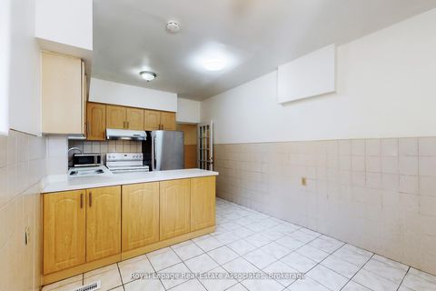 Photo 7 at 143 Seaton Street, Moss Park, Toronto