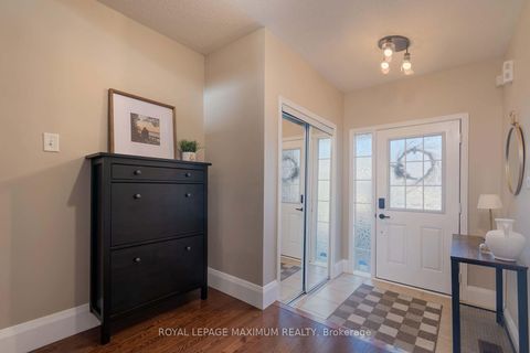 Photo 2 at 29 Barr Crescent, Bayview Northeast, Aurora