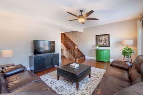 Photo 3 at 29 Barr Crescent, Bayview Northeast, Aurora