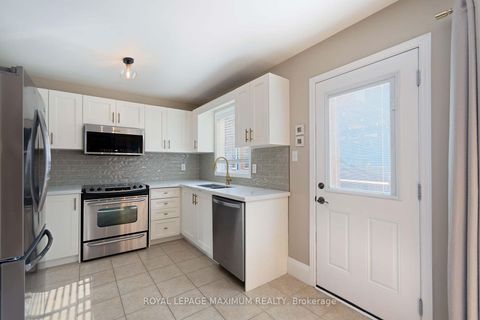 Photo 5 at 29 Barr Crescent, Bayview Northeast, Aurora