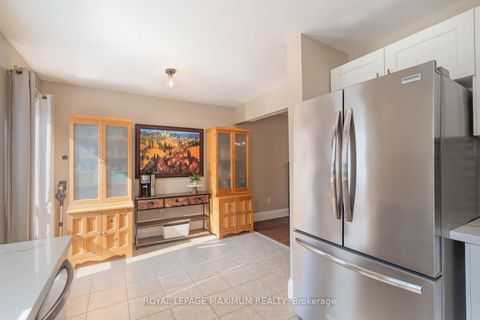 Photo 6 at 29 Barr Crescent, Bayview Northeast, Aurora