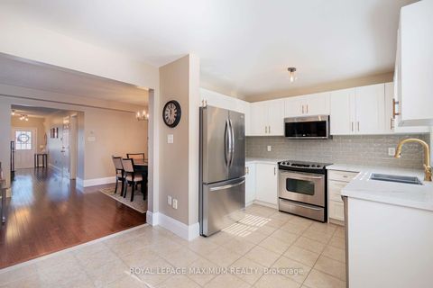 Photo 7 at 29 Barr Crescent, Bayview Northeast, Aurora