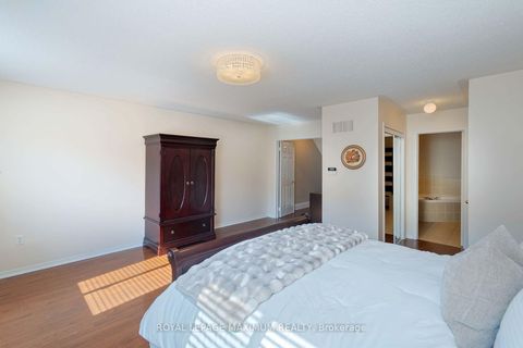 Photo 13 at 29 Barr Crescent, Bayview Northeast, Aurora