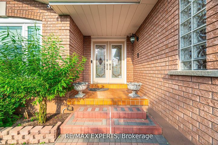 Photo 5 at 21 Williamsburg Lane, East Woodbridge, Vaughan