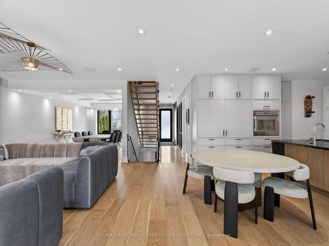 Photo 6 at 4 Forest Wood, Nortown, Toronto