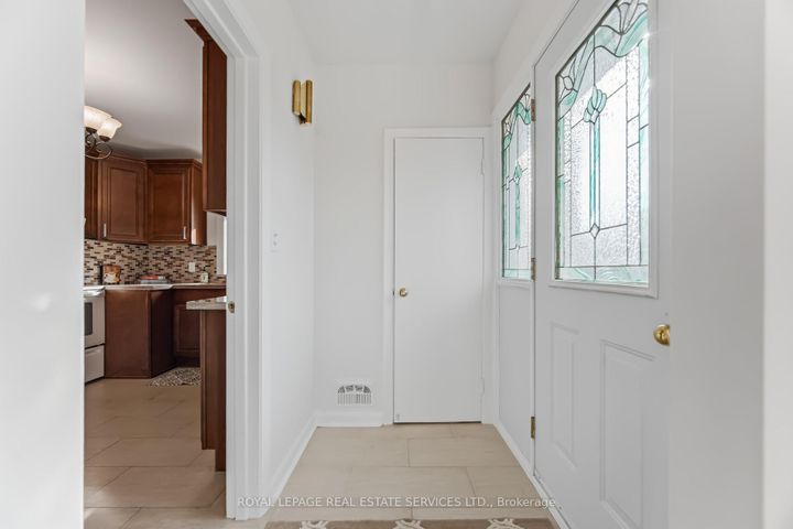 Photo 4 at 46 Cardigan Road, Queensway, Toronto