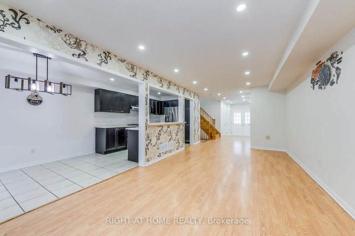 Photo 4 at 15 Eagle Trace Drive, Wellington, Brampton