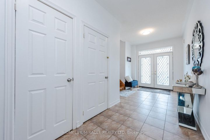 Photo 2 at 28 Iverson Drive, Credit Valley, Brampton