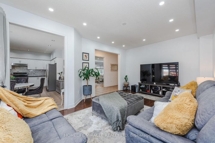 Photo 13 at 28 Iverson Drive, Credit Valley, Brampton