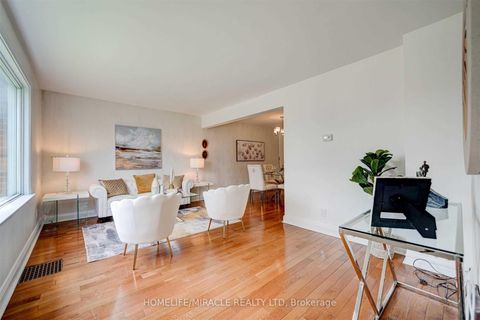 Photo 2 at 10 Sundridge Drive, Birchmount, Toronto