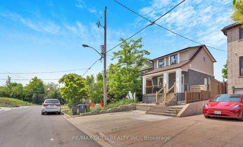Photo 1 at 8 Fairglen Crescent, Pelmo Park W4, Toronto