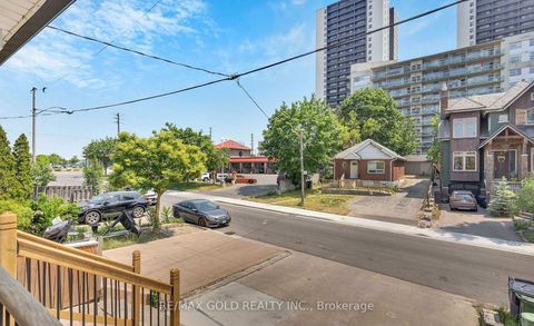 Photo 4 at 8 Fairglen Crescent, Pelmo Park W4, Toronto