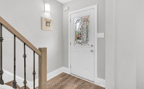 Photo 5 at 8 Fairglen Crescent, Pelmo Park W4, Toronto
