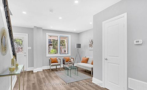 Photo 9 at 8 Fairglen Crescent, Pelmo Park W4, Toronto