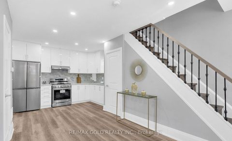 Photo 10 at 8 Fairglen Crescent, Pelmo Park W4, Toronto