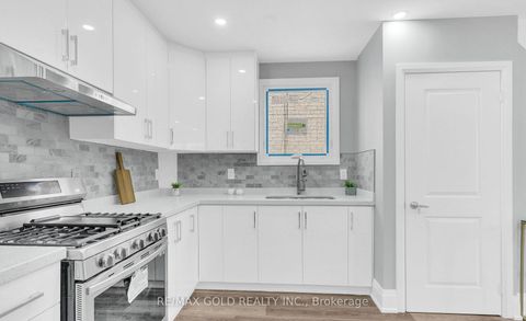 Photo 13 at 8 Fairglen Crescent, Pelmo Park W4, Toronto