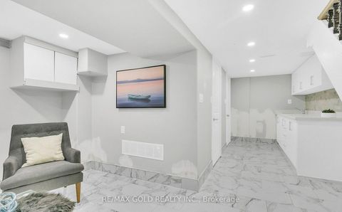 Photo 30 at 8 Fairglen Crescent, Pelmo Park W4, Toronto