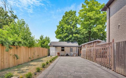 Photo 35 at 8 Fairglen Crescent, Pelmo Park W4, Toronto