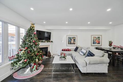 Photo 11 at 190 Deepsprings Crescent, Vellore Village, Vaughan