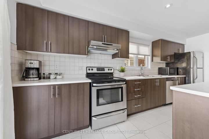 Photo 11 at 44 Acorn Lane, Bradford, Bradford West Gwillimbury