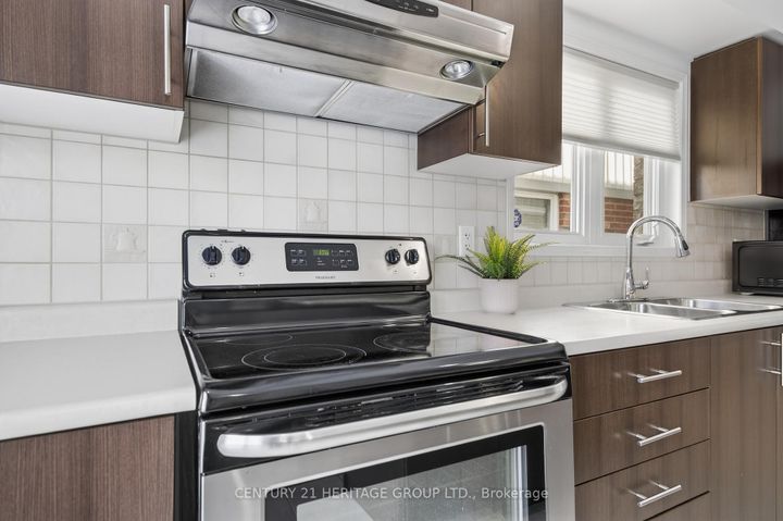 Photo 12 at 44 Acorn Lane, Bradford, Bradford West Gwillimbury