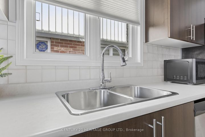 Photo 13 at 44 Acorn Lane, Bradford, Bradford West Gwillimbury