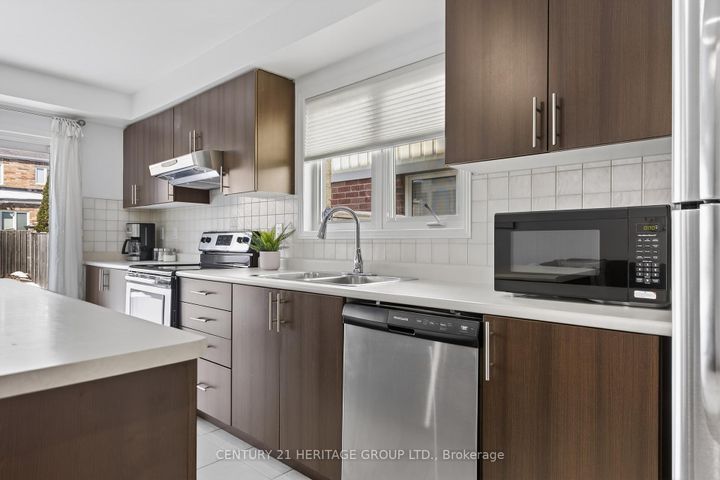 Photo 14 at 44 Acorn Lane, Bradford, Bradford West Gwillimbury