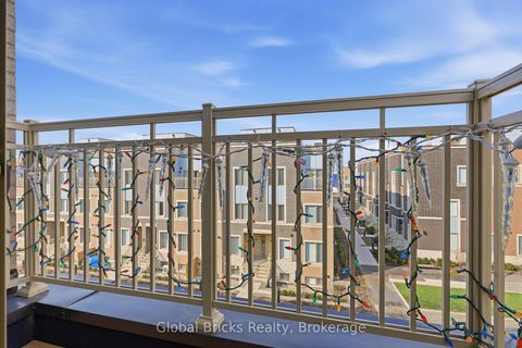 Photo 18 at TH #210 - 131 Honeycrisp Crescent, Vaughan Corporate Centre, Vaughan