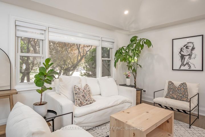 Photo 7 at 564 Maplehill Drive, Roseland, Burlington