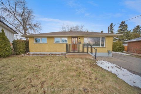 Photo 3 at 372 GARDEN Court, McLaughlin, Oshawa